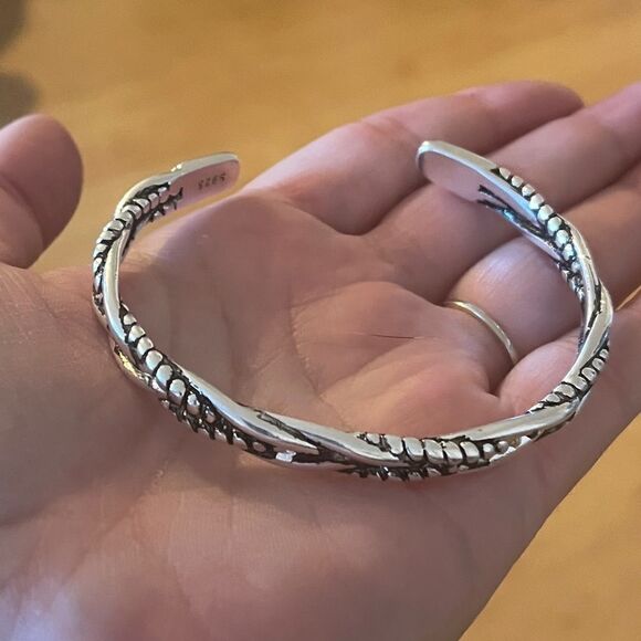 The Santa Fe Open Bangle bracelet in antiqued 925 silver. Unisex - Picture 4 of 14